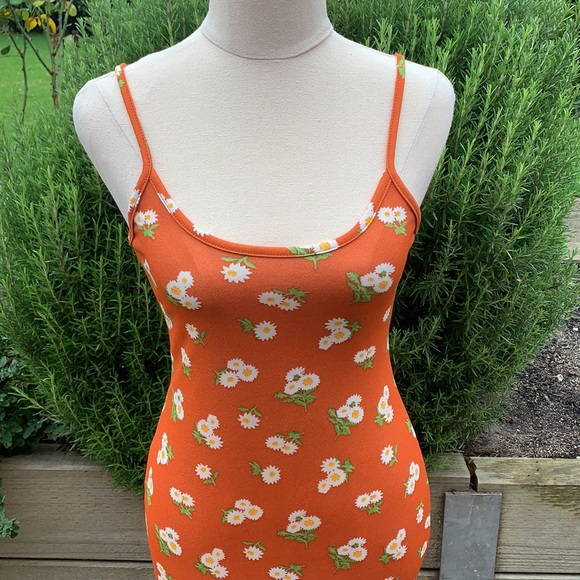 BOOHOO | Orange daisy print figure hugging maxi dress - Picture 3 of 10